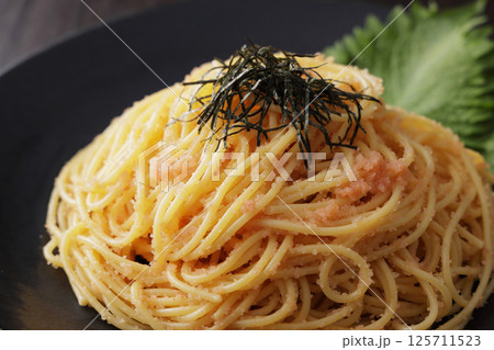 海苔がのっているたらこスパゲッティー 125711523