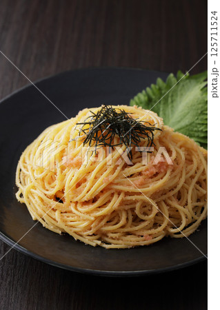海苔がのっているたらこスパゲッティー 海苔がのっているたらこスパゲッティー 125711524