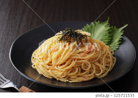 海苔がのっているたらこスパゲッティー 125711535