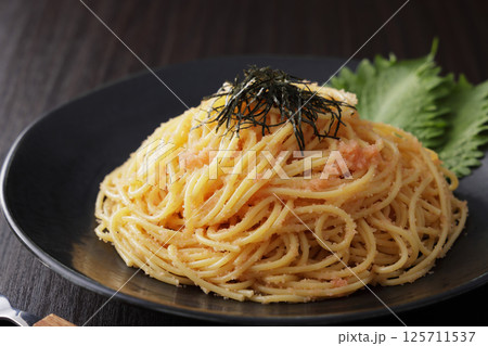 海苔がのっているたらこスパゲッティー 125711537