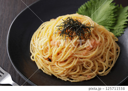 海苔がのっているたらこスパゲッティー 海苔がのっているたらこスパゲッティー 125711538