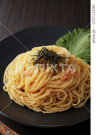 海苔がのっているたらこスパゲッティー 海苔がのっているたらこスパゲッティー 125711540
