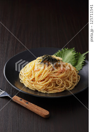 海苔がのっているたらこスパゲッティー 海苔がのっているたらこスパゲッティー 125711541
