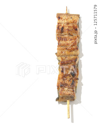 鰻の串焼きを白背景で撮影 鰻の串焼きを白背景で撮影 125711579