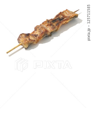 鰻の串焼きを白背景で撮影 125711585