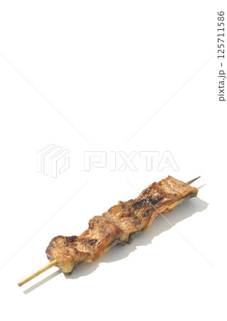 鰻の串焼きを白背景で撮影 125711586