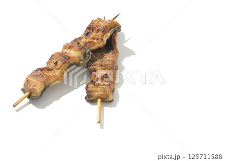 鰻の串焼きを白背景で撮影 鰻の串焼きを白背景で撮影 125711588