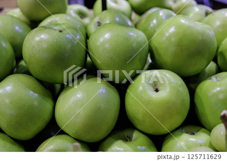画面いっぱいの青りんご 125711629