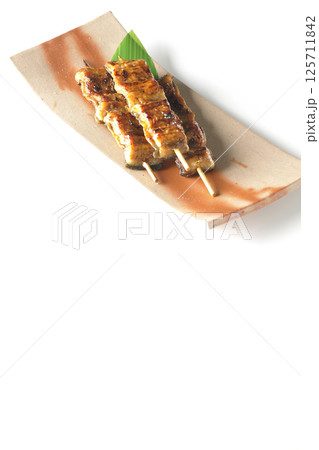 鰻の串焼きを白背景で撮影 125711842