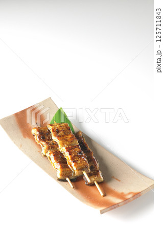 鰻の串焼きを白背景で撮影 125711843