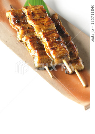 鰻の串焼きを白背景で撮影 鰻の串焼きを白背景で撮影 125711846