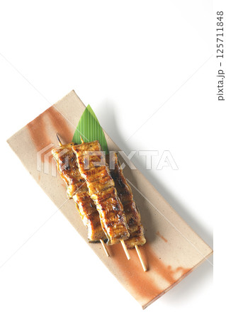 鰻の串焼きを白背景で撮影 鰻の串焼きを白背景で撮影 125711848