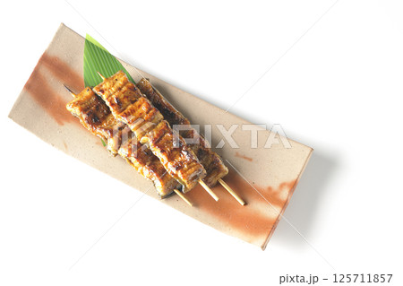 鰻の串焼きを白背景で撮影 125711857