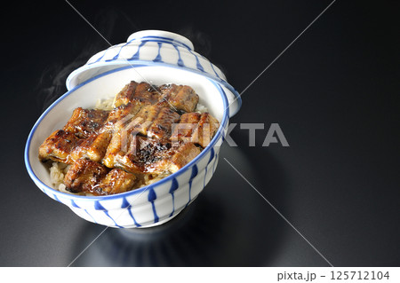 熱々うな丼を黒背景で撮影 熱々うな丼を黒背景で撮影 125712104