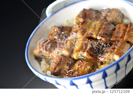 熱々うな丼を黒背景で撮影 125712109