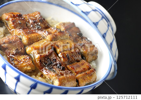 熱々うな丼を黒背景で撮影 125712111