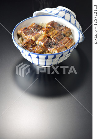 熱々うな丼を黒背景で撮影 125712113