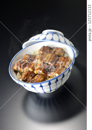 熱々うな丼を黒背景で撮影 125712115