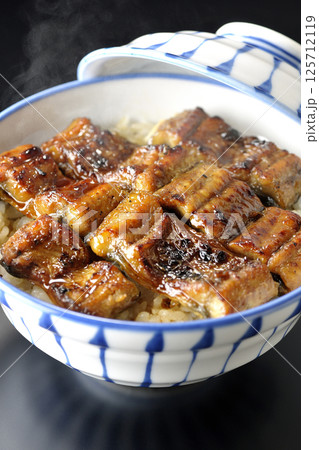 熱々うな丼を黒背景で撮影 125712119