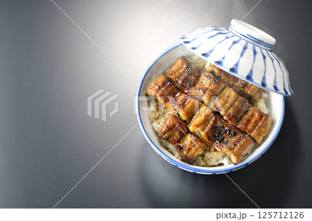 熱々うな丼を黒背景で撮影 125712126