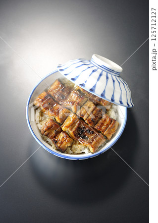 熱々うな丼を黒背景で撮影 熱々うな丼を黒背景で撮影 125712127