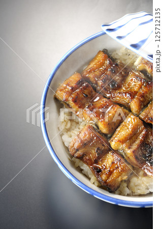 熱々うな丼を黒背景で撮影 125712135