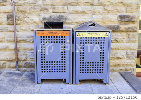 南オーストラリア州の屋外のゴミ箱 125712150