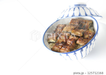 熱々鰻丼を白背景で撮影 125712168