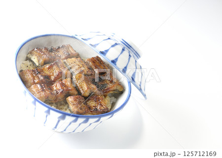 熱々鰻丼を白背景で撮影 熱々鰻丼を白背景で撮影 125712169