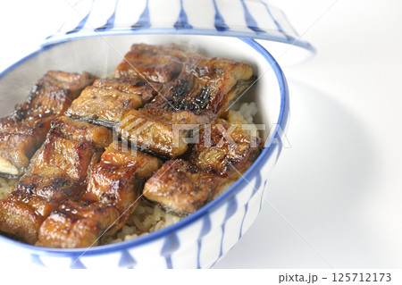 熱々鰻丼を白背景で撮影 125712173