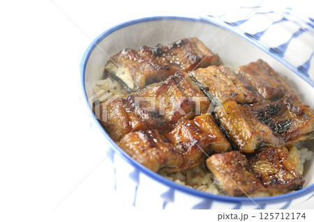 熱々鰻丼を白背景で撮影 125712174