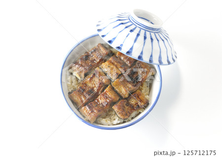 熱々鰻丼を白背景で撮影 125712175