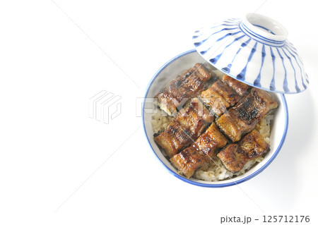 熱々鰻丼を白背景で撮影 125712176