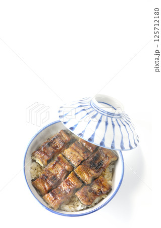 熱々鰻丼を白背景で撮影 125712180