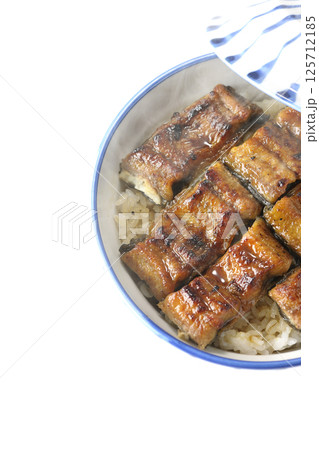 熱々鰻丼を白背景で撮影 125712185