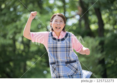 ベテラン介護士や保育士のイメージ笑顔でガッツポーズ40代の女性 ベテラン介護士や保育士のイメージ笑顔でガッツポーズ40代の女性 125712273