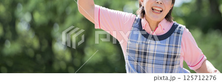 ベテラン介護士や保育士のイメージ笑顔でガッツポーズ40代の女性バナー ベテラン介護士や保育士のイメージ笑顔でガッツポーズ40代の女性バナー 125712276