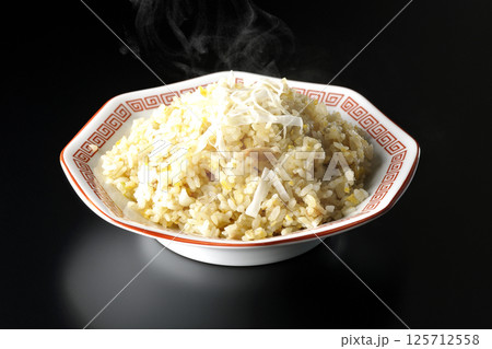 熱々の炒飯を黒背景で単品撮影 125712558