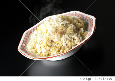 熱々の炒飯を黒背景で単品撮影 125712559