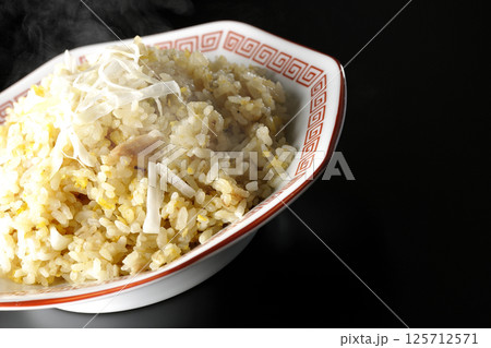 熱々の炒飯を黒背景で単品撮影 熱々の炒飯を黒背景で単品撮影 125712571