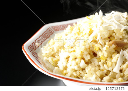 熱々の炒飯を黒背景で単品撮影 125712573
