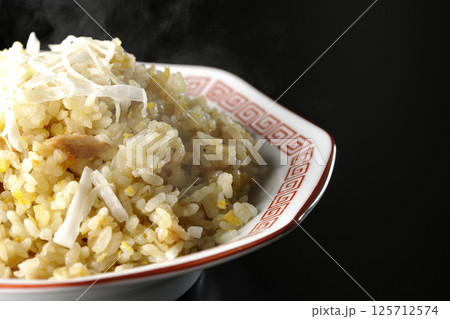 熱々の炒飯を黒背景で単品撮影 125712574