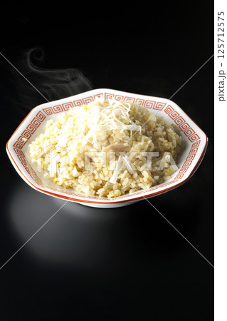 熱々の炒飯を黒背景で単品撮影 熱々の炒飯を黒背景で単品撮影 125712575