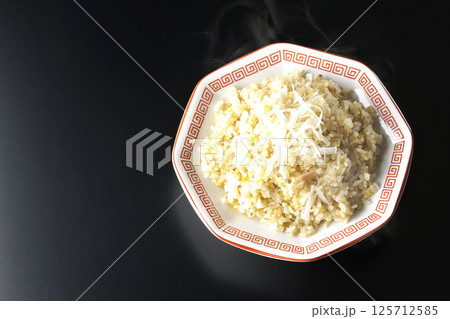 熱々の炒飯を黒背景で単品撮影 熱々の炒飯を黒背景で単品撮影 125712585