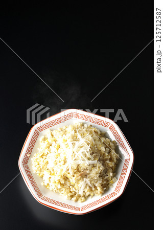 熱々の炒飯を黒背景で単品撮影 熱々の炒飯を黒背景で単品撮影 125712587