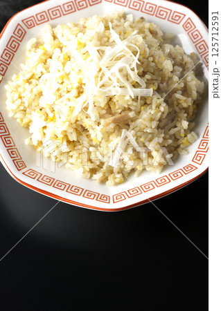 熱々の炒飯を黒背景で単品撮影 125712591