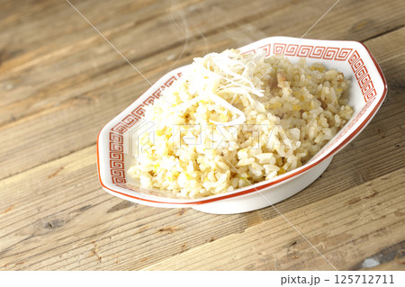 熱々の炒飯を単品撮影 熱々の炒飯を単品撮影 125712711