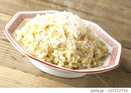 熱々の炒飯を単品撮影 125712714