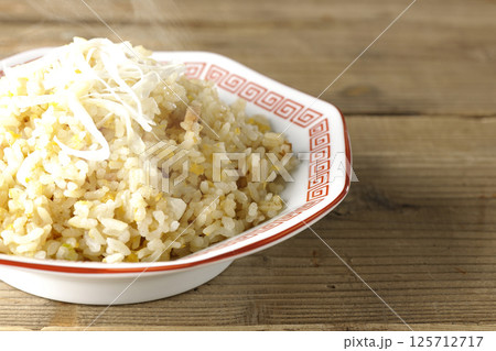 熱々の炒飯を単品撮影 熱々の炒飯を単品撮影 125712717