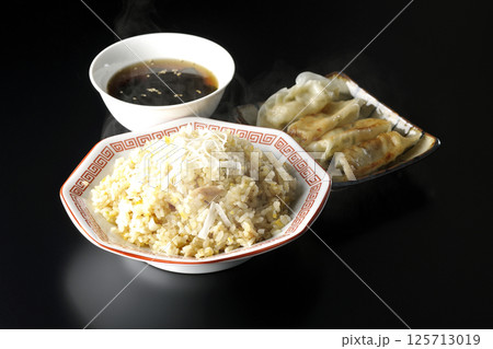 熱々の炒飯と餃子セット 125713019